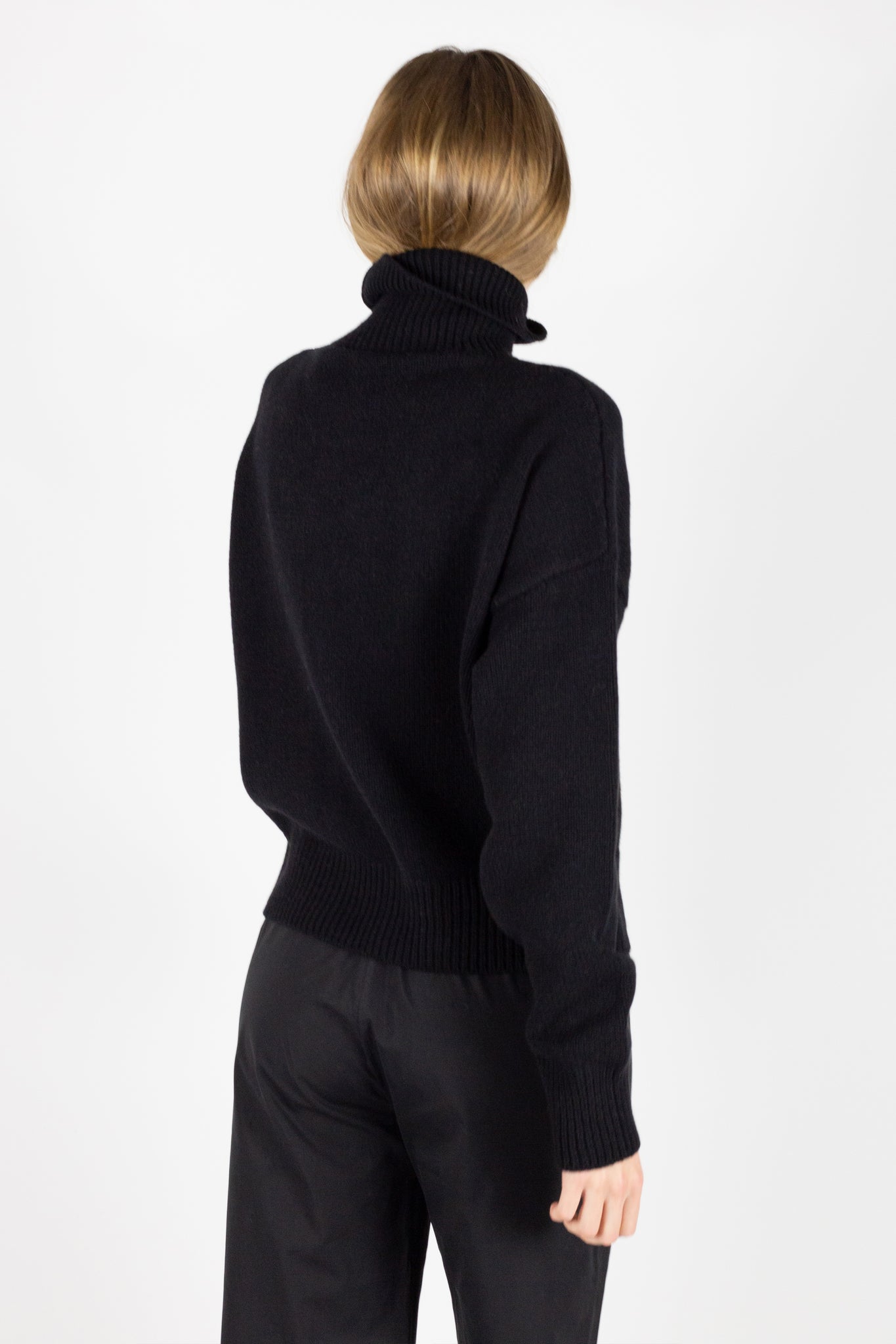Cashmere black roll neck sweater. Knitted