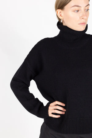 Black cashmere roll neck sweater. Turtle neck. Rib knitted