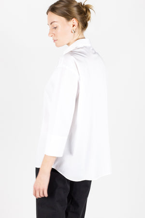 Women's white loose cotton poplin shirt. Regular collar, ¾ length sleeves.