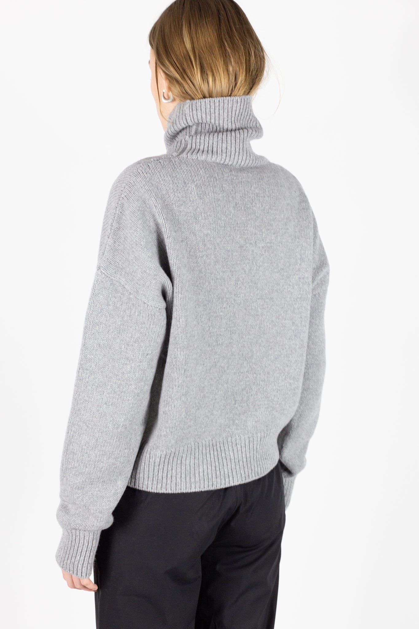 Roll neck grey cashmere knitwear.