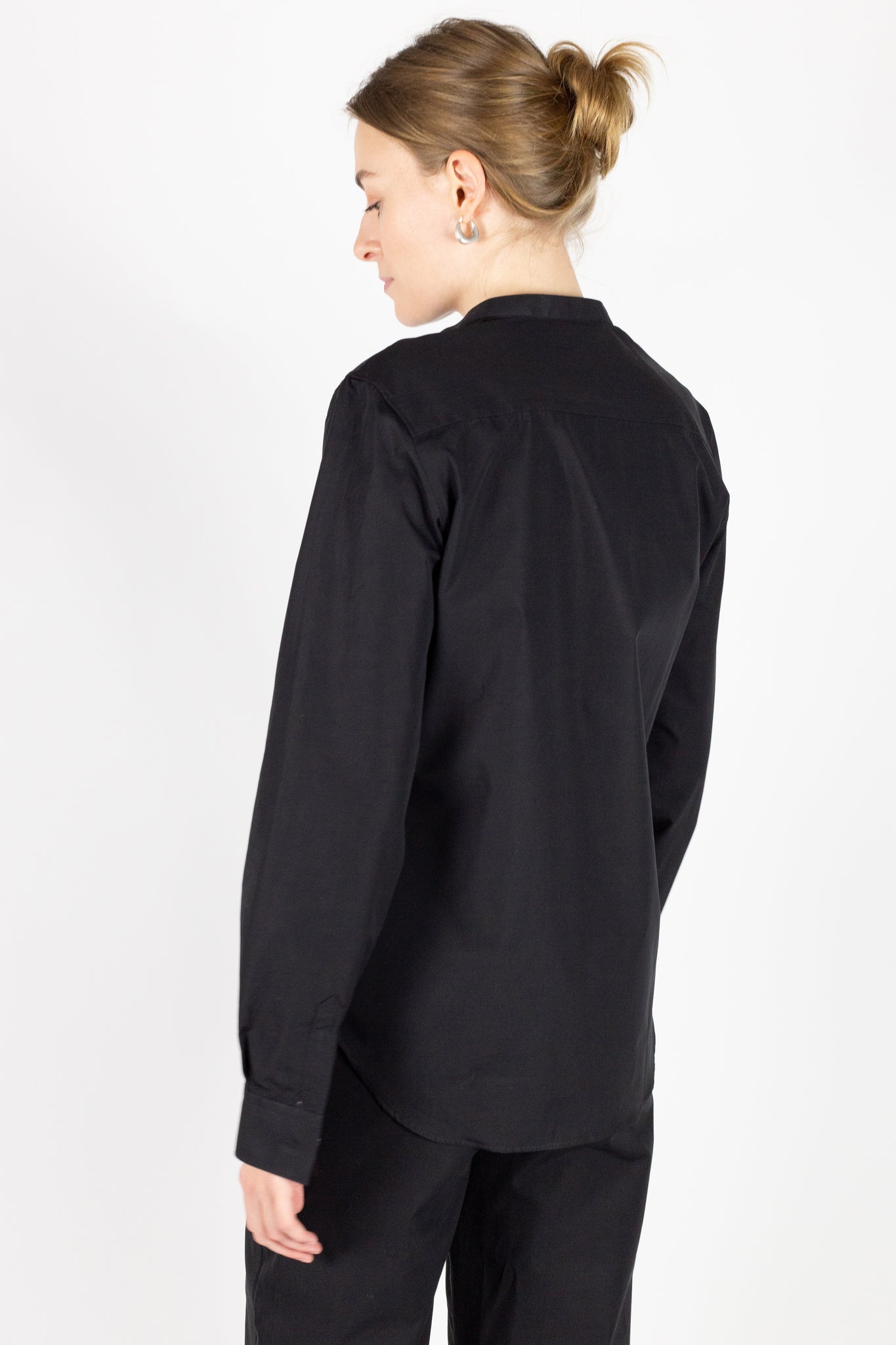 Women's black cotton poplin shirt. Long sleeve, regular collar.