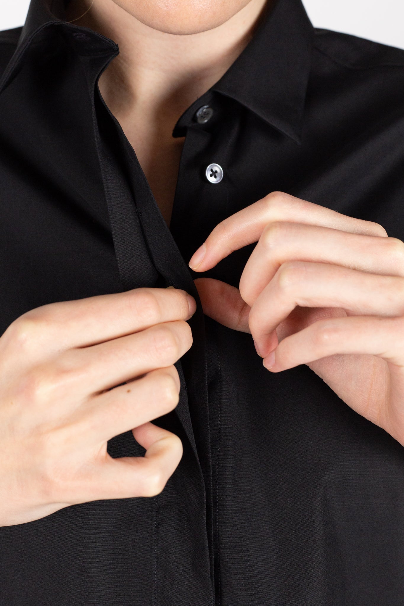 Black loose cotton poplin shirt. Regular collar, ¾ length sleeves. 