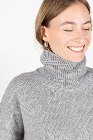 Cashmere sweater in grey, roll neck.