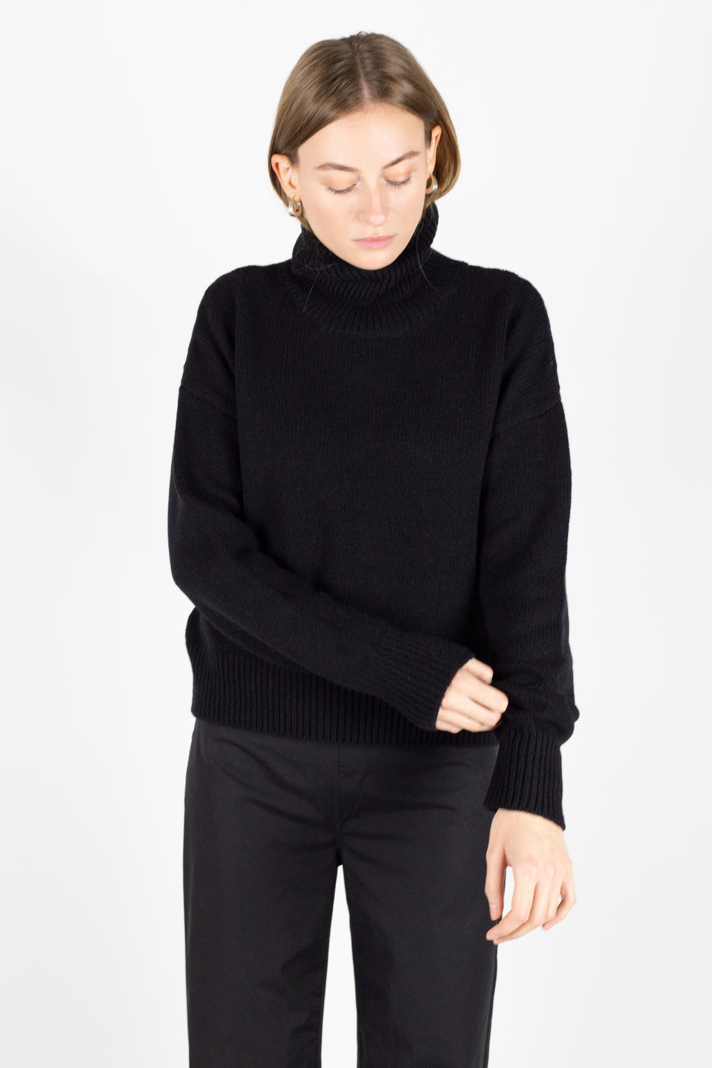 Cashmere roll neck sweater black. Rib knitted neck, cuffs and hem.