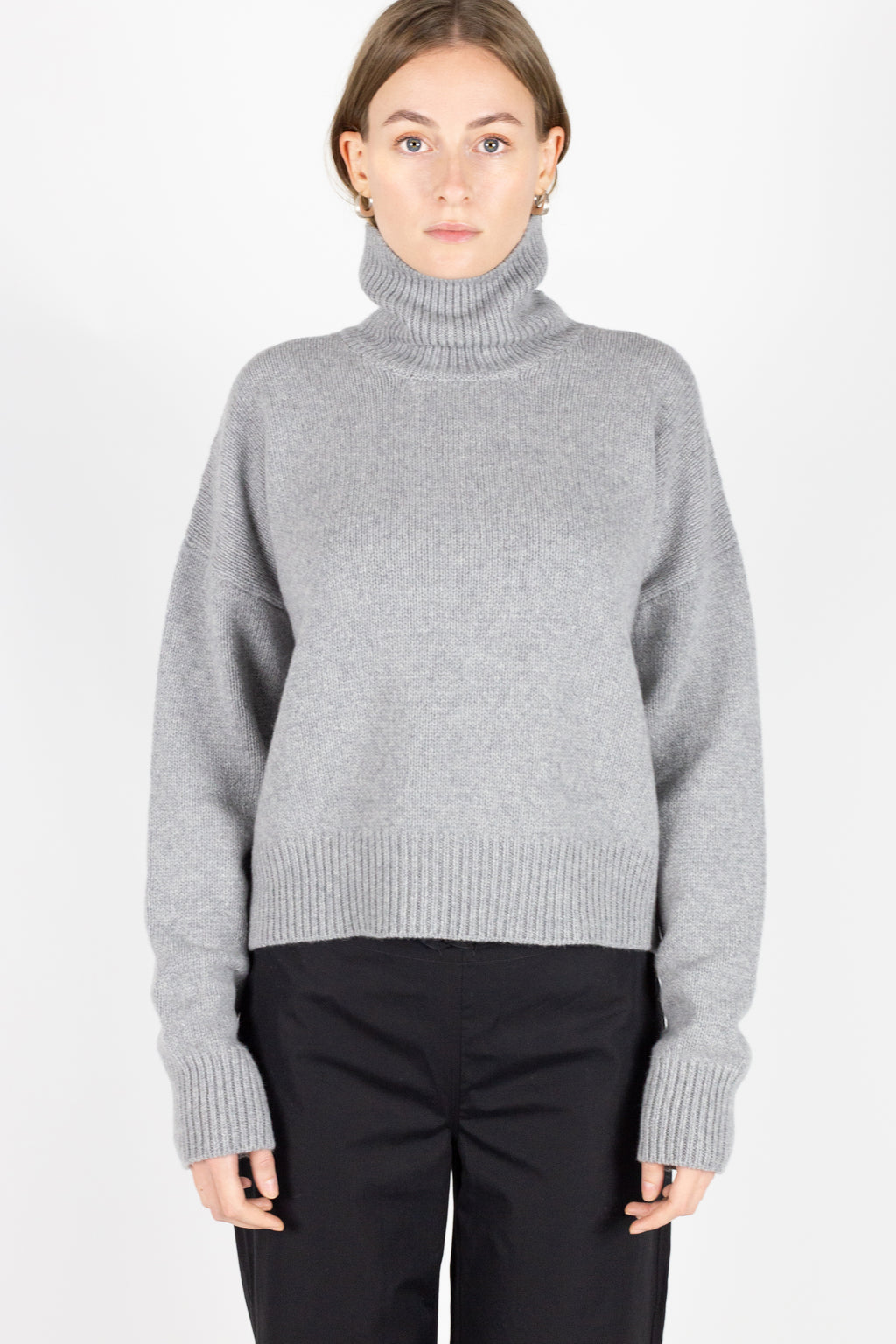 Roll neck sweater in grey cashmere.