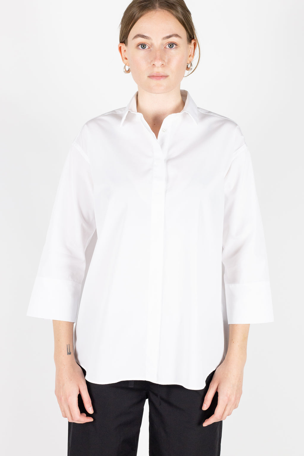 Women's white loose cotton poplin shirt. Regular collar, ¾ length sleeves.