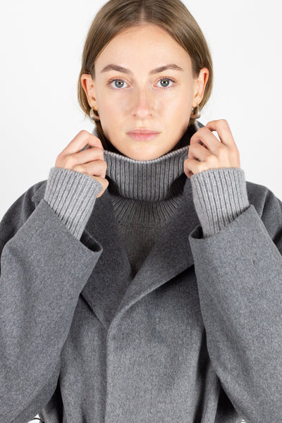 Roll neck knitwear in grey cashmere.