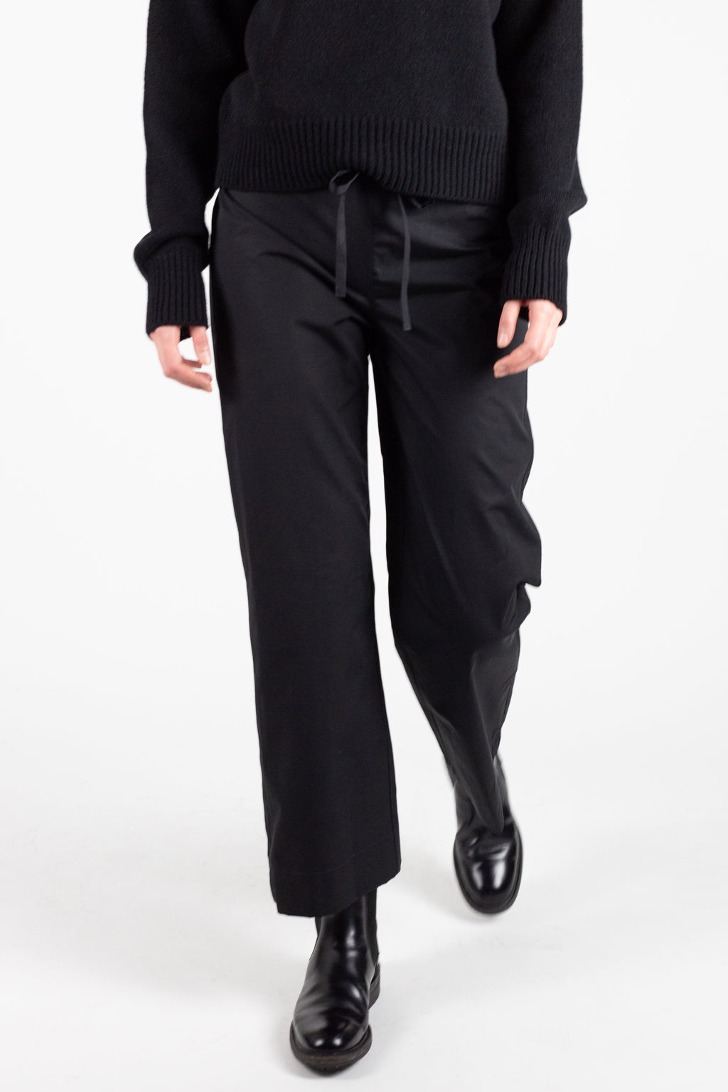 Black loose cotton trouser. 100% Cotton poplin. Drawstring waist 